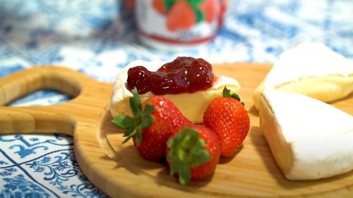 Queijo brie com preparado de morango